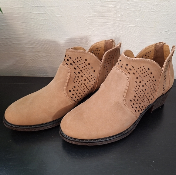 Propét LightTan Booties Size 6 - Picture 4 of 5